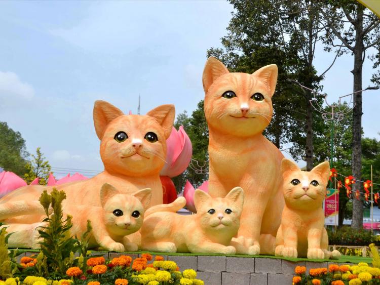 365 sắc thái linh vật mèo tại đường hoa Xuân Đồng Tháp