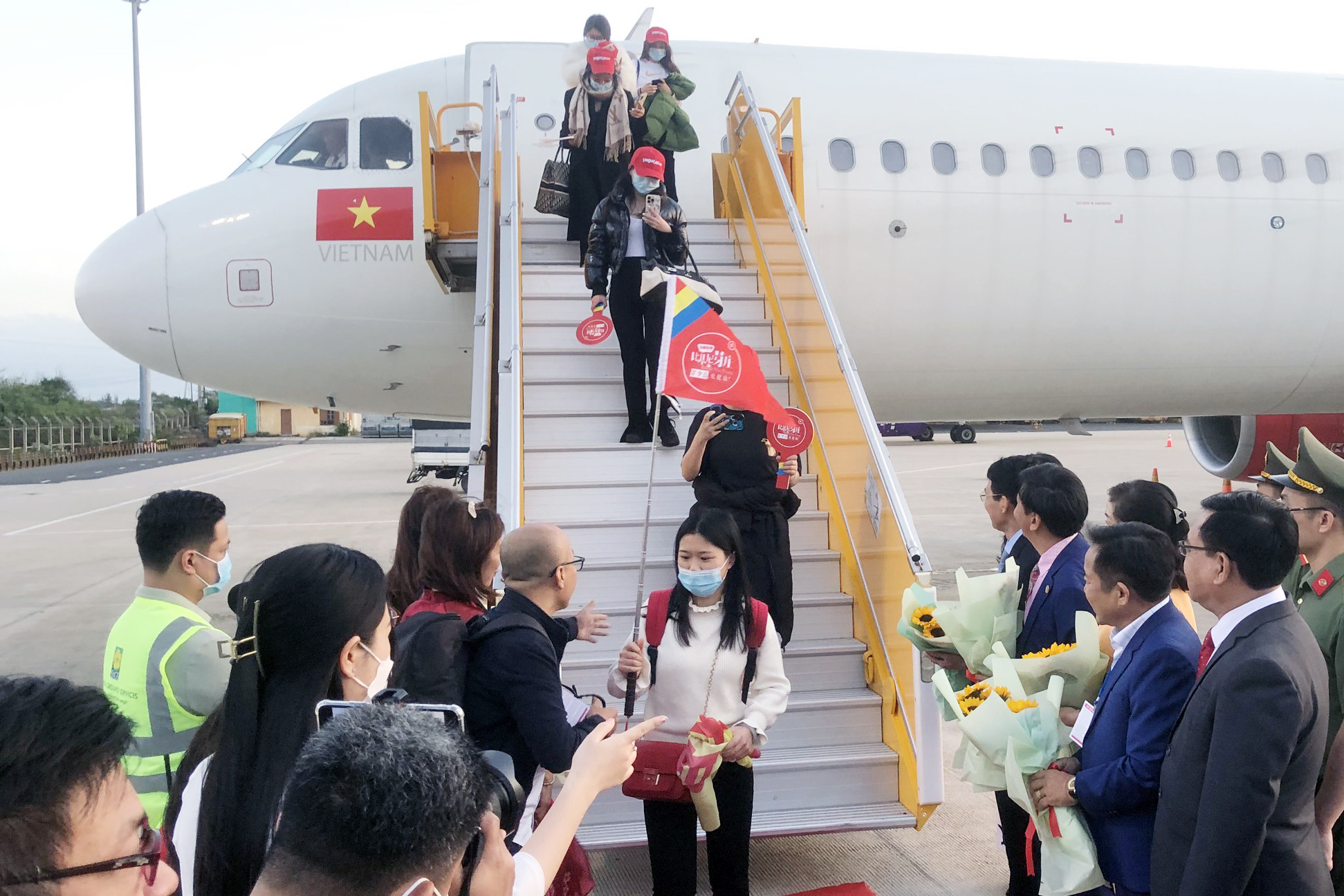 Hơn 210 du khách Trung Quốc đến Khánh Hòa sáng mùng 2 Tết - 2