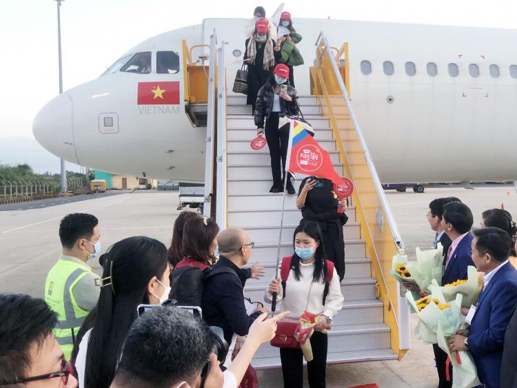 Hơn 210 du khách Trung Quốc đến Khánh Hòa sáng mùng 2 Tết