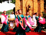 Nhộn nhịp không khí Tết tại Tháp Bà Nha Trang
