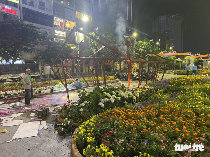 Đường hoa Nguyễn Huệ được dọn trong đêm, hoa còn đẹp đưa về các công viên - 2