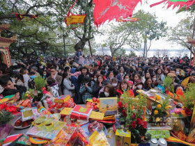 Lễ hội - Ngộp thở với lượng người đổ về Phủ Tây Hồ dâng lễ ngày mùng 6 Tết