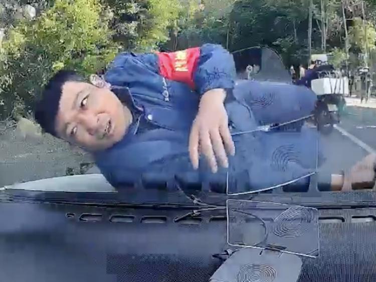 Tạm đình chỉ nhân viên ở Yên Tử nhảy lên nắp ca pô xe du khách