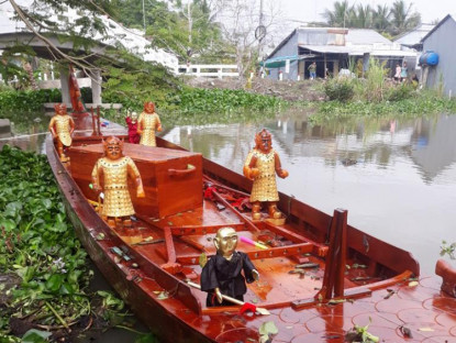 Chuyển động - Một chiếc thuyền rồng bất ngờ xuất hiện ở Kiên Giang