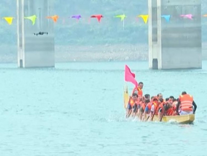 Lễ hội - Sơn La: Tưng bừng lễ hội đua thuyền trên sông Đà