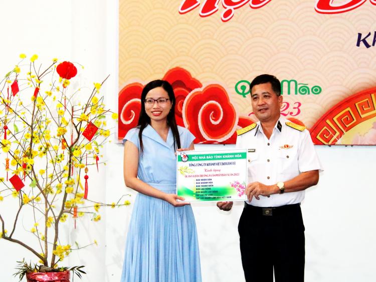 Khánh Hòa: Trao tặng ấn phẩm của Hội báo Xuân cho huyện đảo Trường Sa