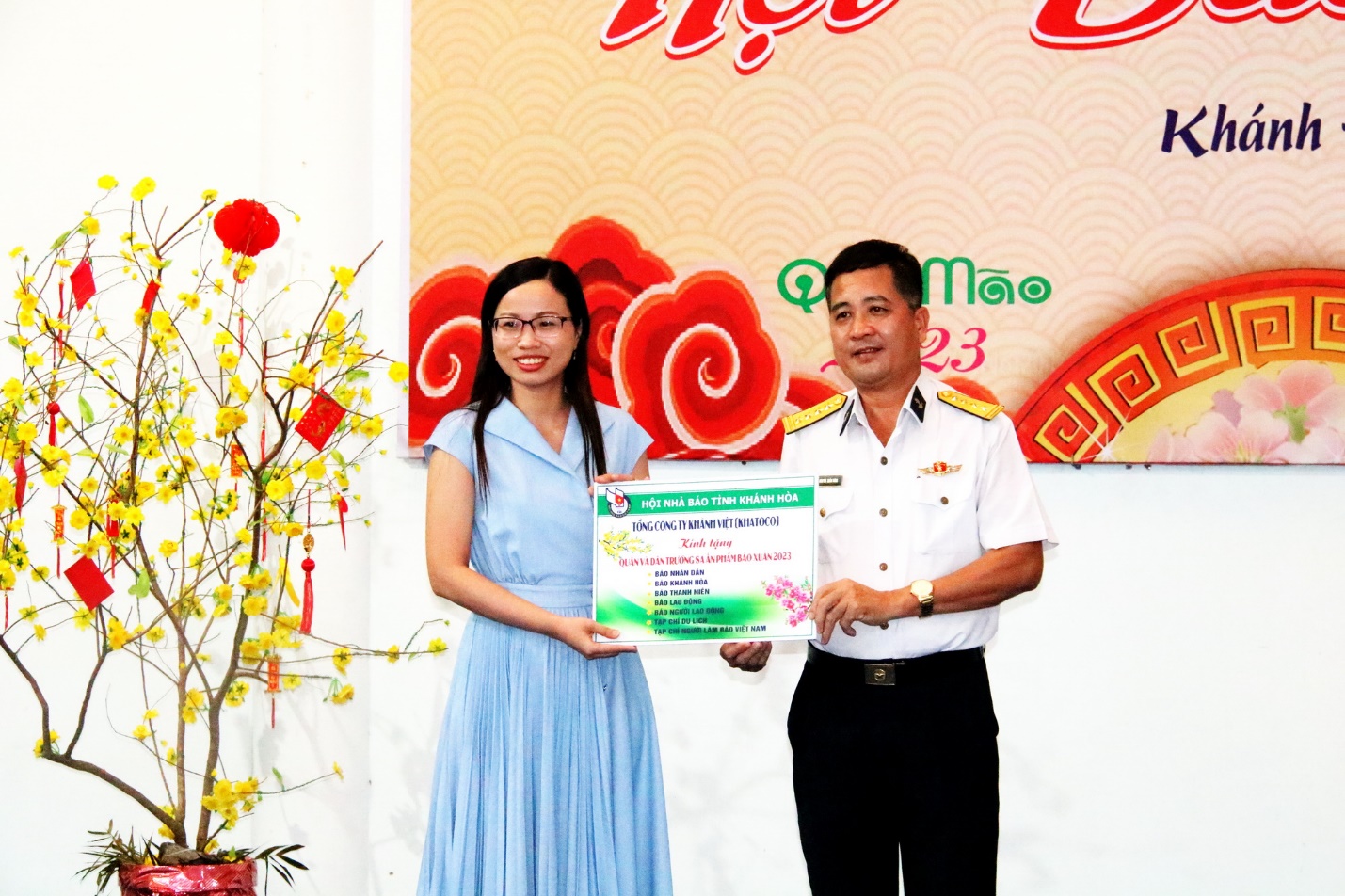 Khánh Hòa: Trao tặng ấn phẩm của Hội báo Xuân cho huyện đảo Trường Sa - 2