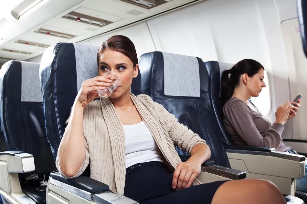 Tiếp viên hàng không khuyên bạn không nên ăn uống gì trên máy bay? - 2