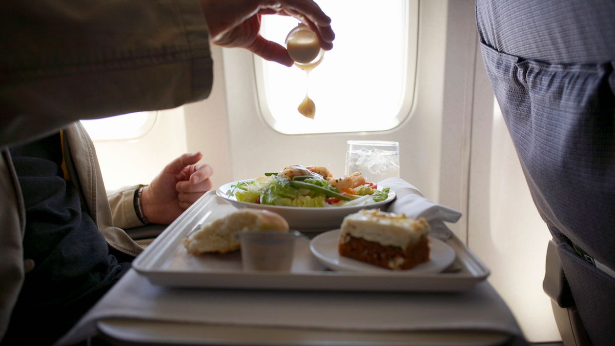 Tiếp viên hàng không khuyên bạn không nên ăn uống gì trên máy bay? - 3