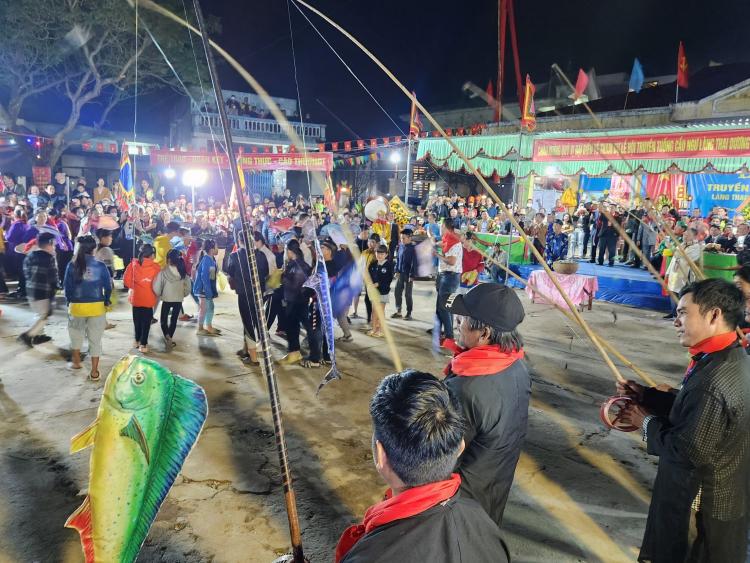 Lễ hội cầu ngư ở Huế hấp dẫn đông đảo du khách và người dân