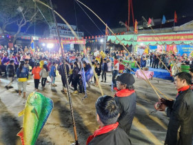 Lễ hội - Lễ hội cầu ngư ở Huế hấp dẫn đông đảo du khách và người dân