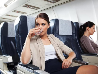 Bí quyết - Tiếp viên hàng không khuyên bạn không nên ăn uống gì trên máy bay?