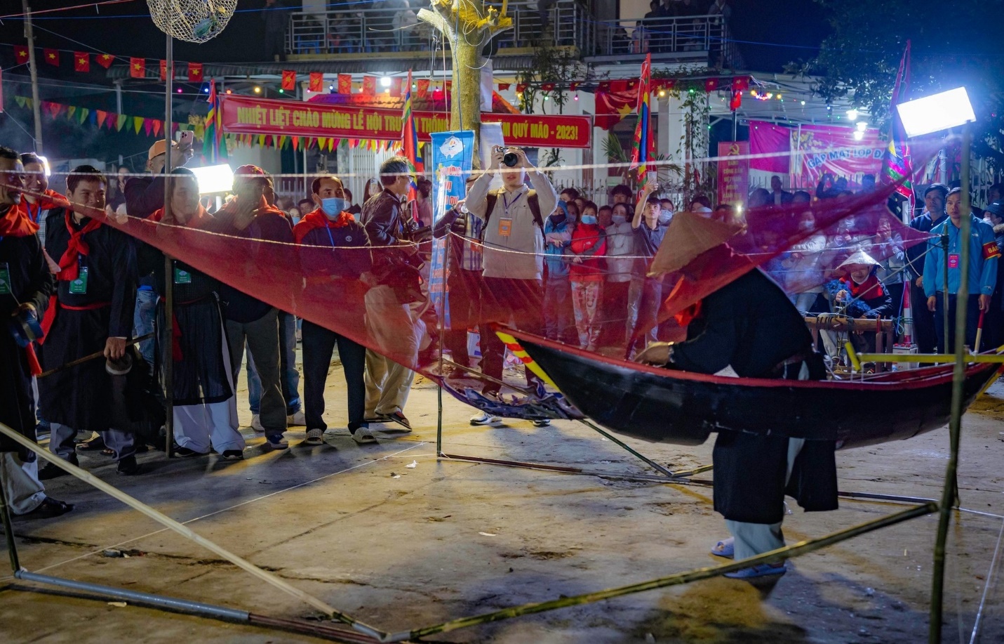 Lễ hội cầu ngư ở Huế hấp dẫn đông đảo du khách và người dân - 8
