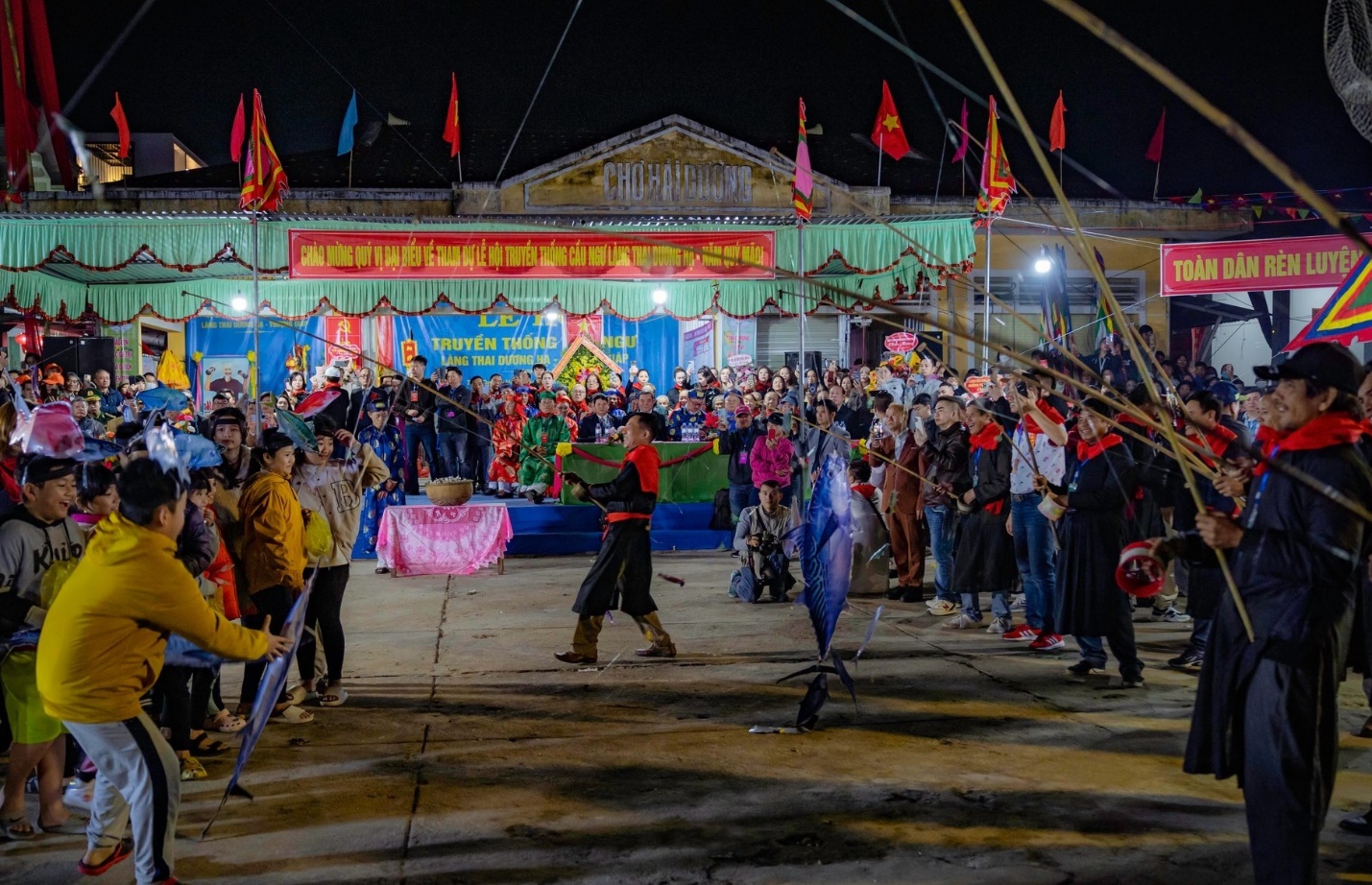 Lễ hội cầu ngư ở Huế hấp dẫn đông đảo du khách và người dân - 1