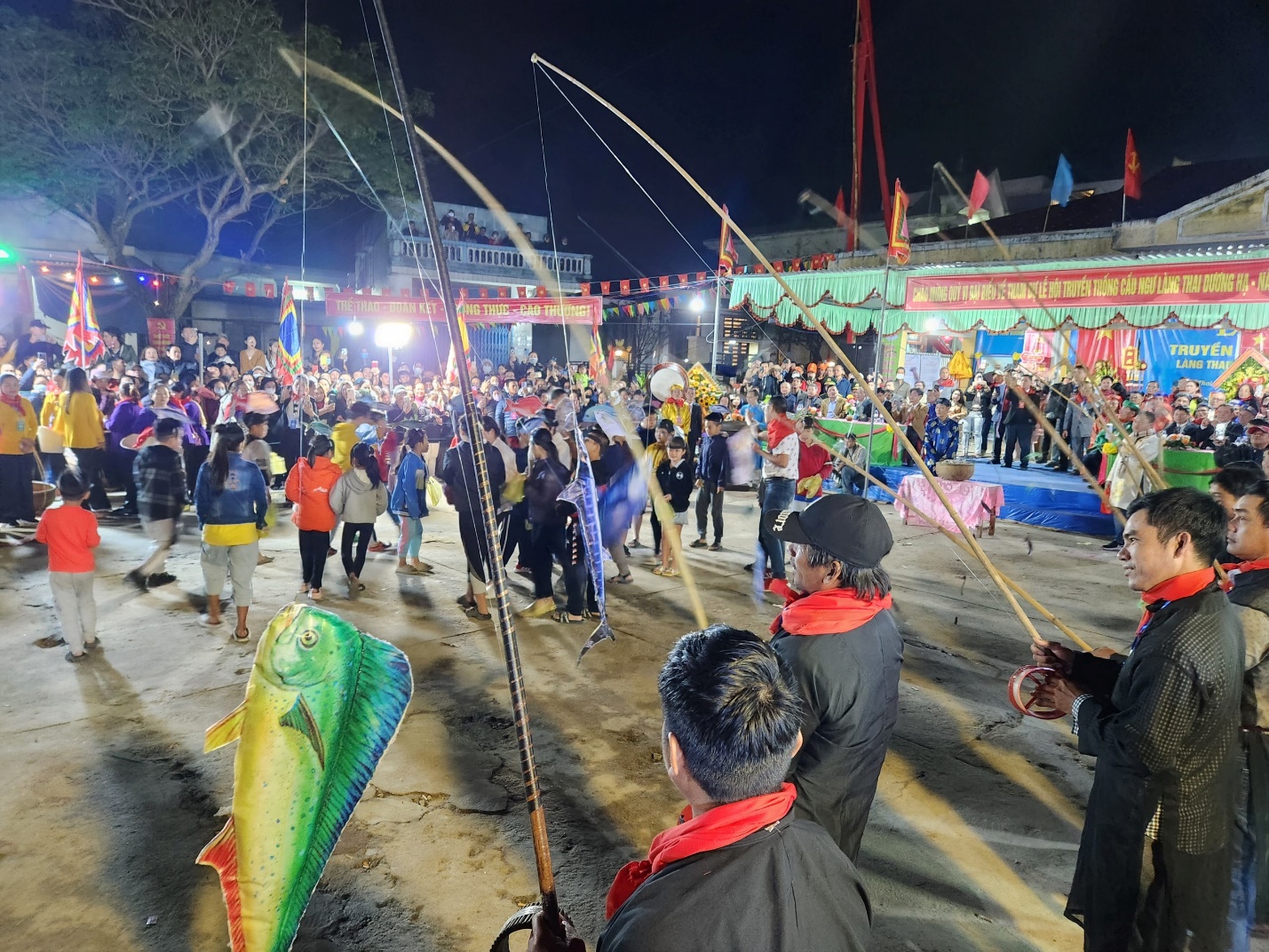 Lễ hội cầu ngư ở Huế hấp dẫn đông đảo du khách và người dân - 12