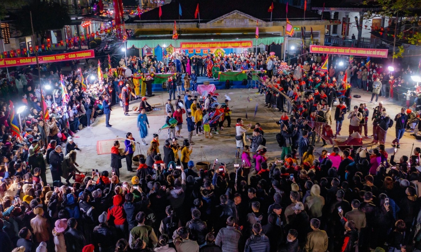 Lễ hội cầu ngư ở Huế hấp dẫn đông đảo du khách và người dân - 6
