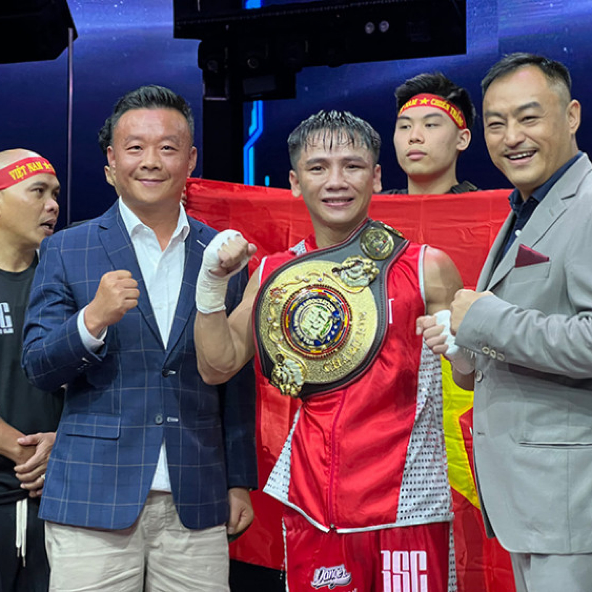  - Võ sỹ vô địch WBA châu Á Lê Hữu Toàn tạo cột mốc lịch sử cho Boxing VN