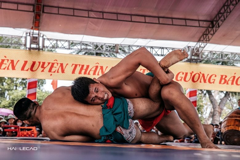 Đô vật Hoàng Văn Nam giành giải Đô lực sĩ tại Hội thi truyền thống Vật dân tộc thời Mạc lần thứ II - 4
