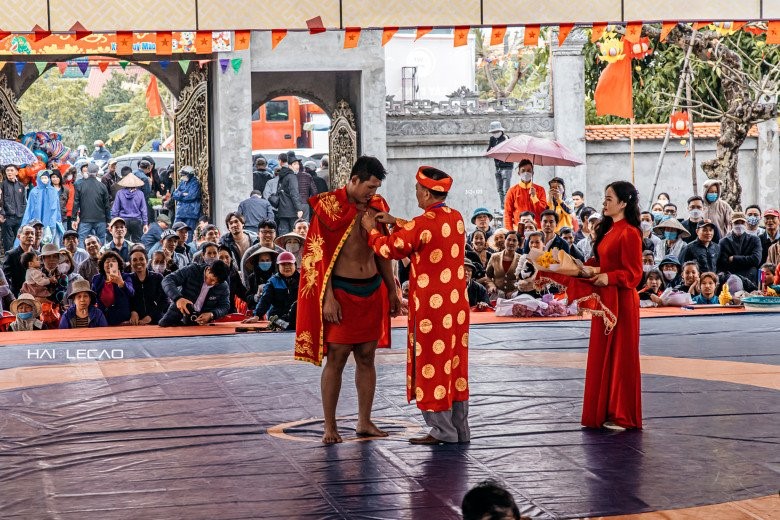 Đô vật Hoàng Văn Nam giành giải Đô lực sĩ tại Hội thi truyền thống Vật dân tộc thời Mạc lần thứ II - 5