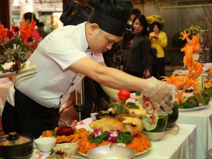 Ăn gì - Xem cuộc thi nấu cỗ độc đáo ở phố ẩm thực ngon nức tiếng ở Hà Nội