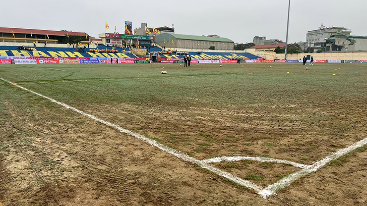 Sân Thanh Hoá bị chê như sân ruộng ở trận bóng đá “derby Thanh - Nghệ” - 1