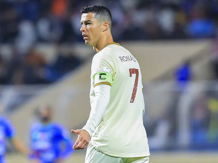 Ronaldo mới ghi 1 bàn được đồng đội bào chữa, không làm gì vẫn quyên tiền nạn nhân động đất - 1