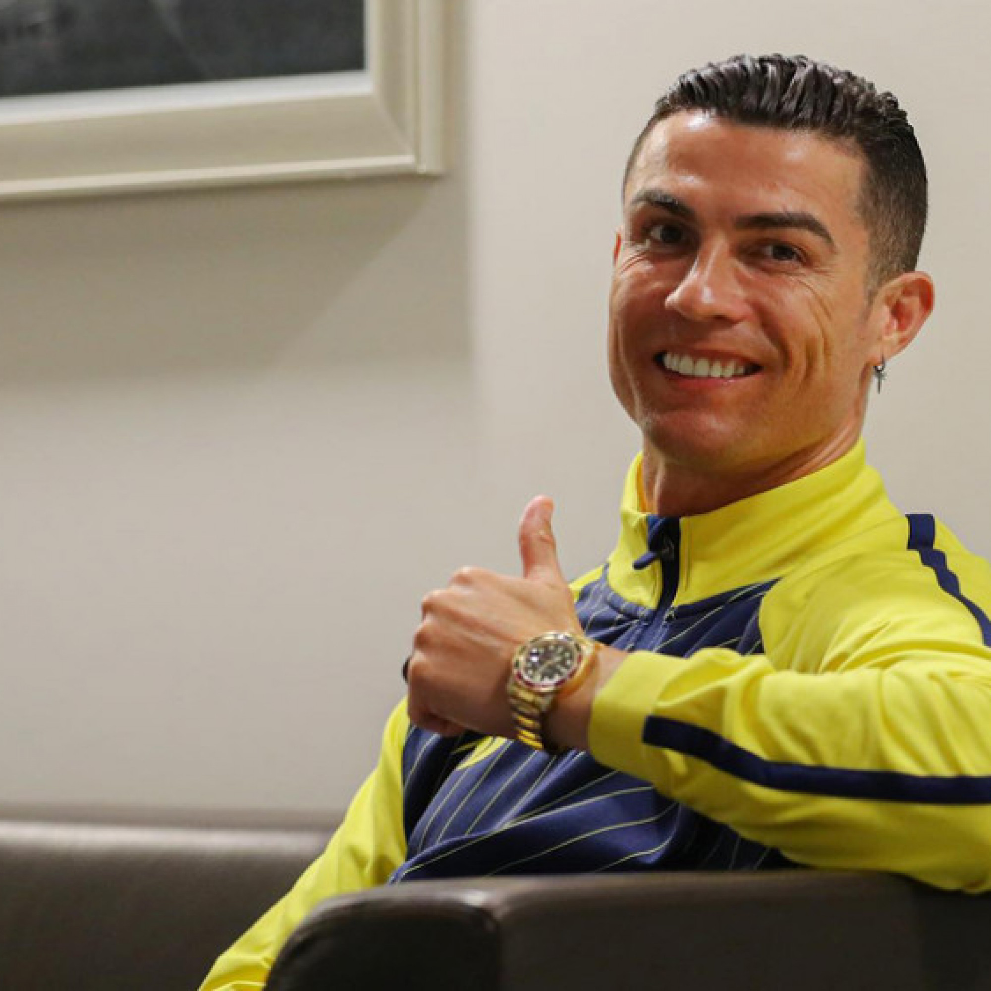  - Ronaldo bảnh bao như tài tử, quyết tâm tìm bàn thắng tiếp theo tại Ả Rập