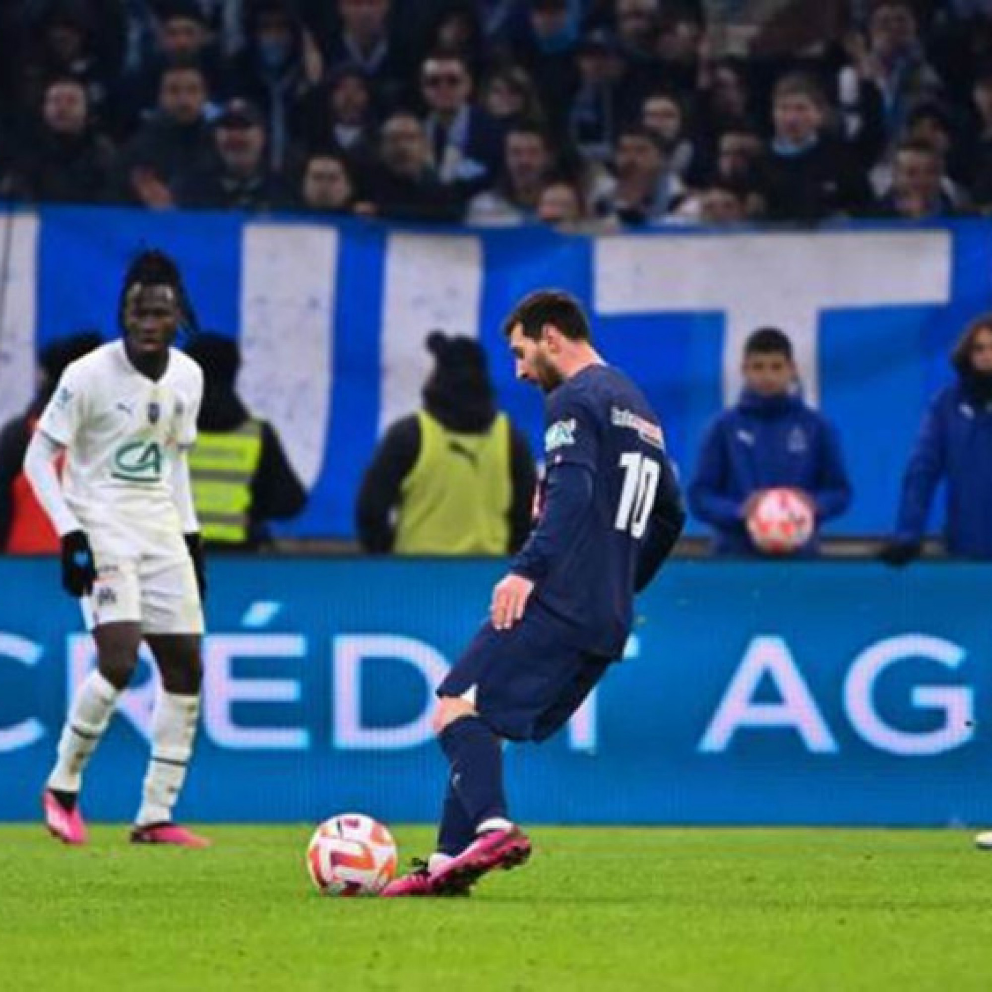  - Pha bóng của PSG gây cười cả nước Pháp, Messi ngán ngẩm