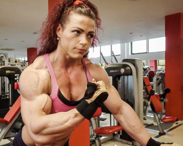 Nữ lực sĩ "Báu vật thể hình" Romania: Bụng "8 múi", cơ bắp vượt thời gian - 4