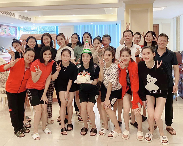 Người đẹp bóng chuyền Kim Huệ thôi ghế HLV trưởng, Bình Điền Long An thua đậm - 5