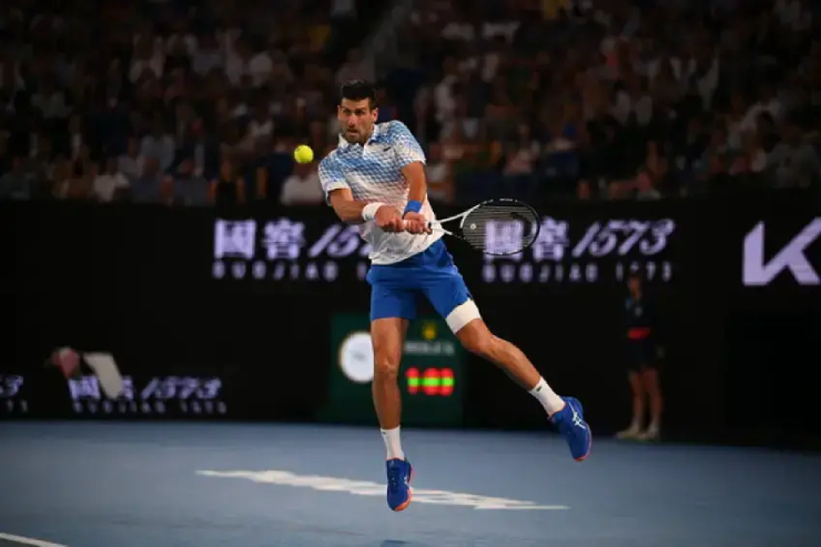 Djokovic bị đối xử như &#34;gã hề&#34;, vẫn đáp lại bằng thái độ &#34;quý ông&#34; - 1