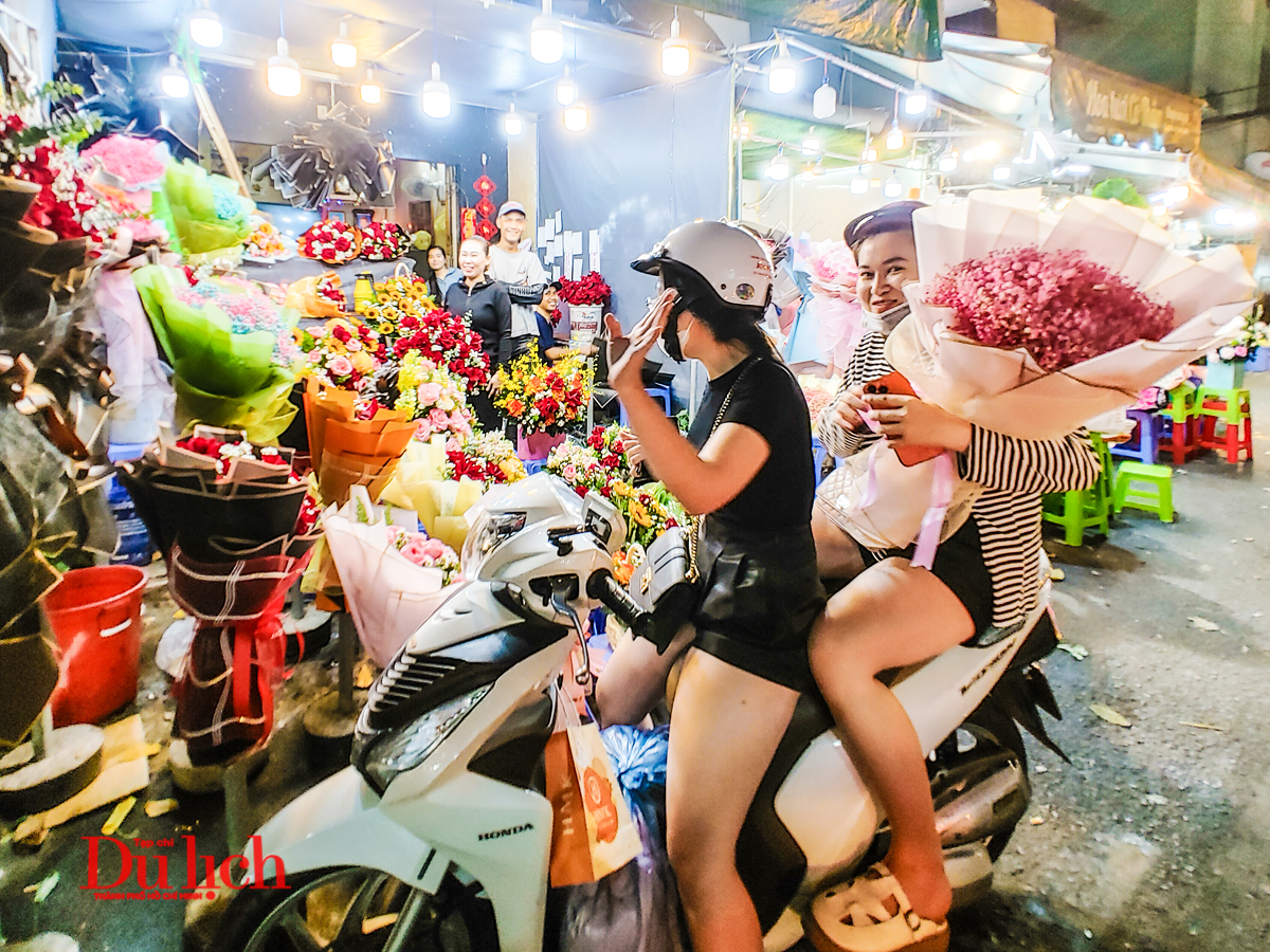 Chợ hoa lớn nhất TP.HCM thức xuyên đêm kết bông phục vụ Lễ tình nhân - 4