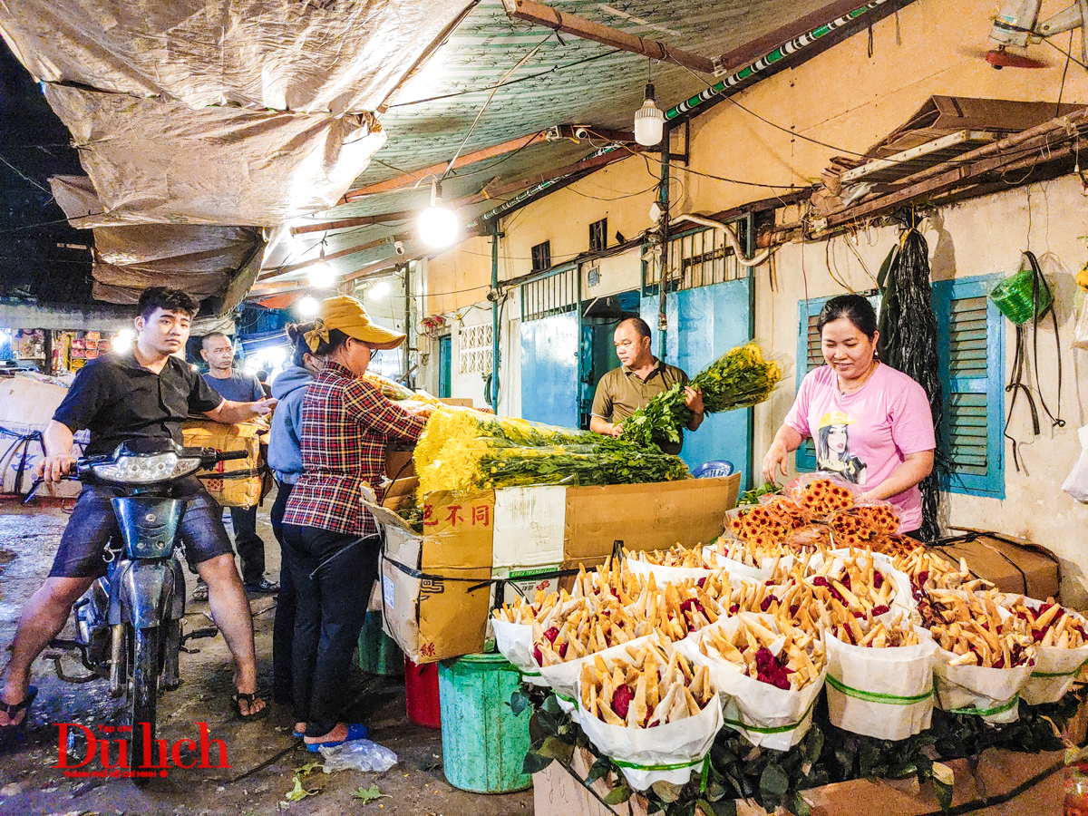 Chợ hoa lớn nhất TP.HCM thức xuyên đêm kết bông phục vụ Lễ tình nhân - 15