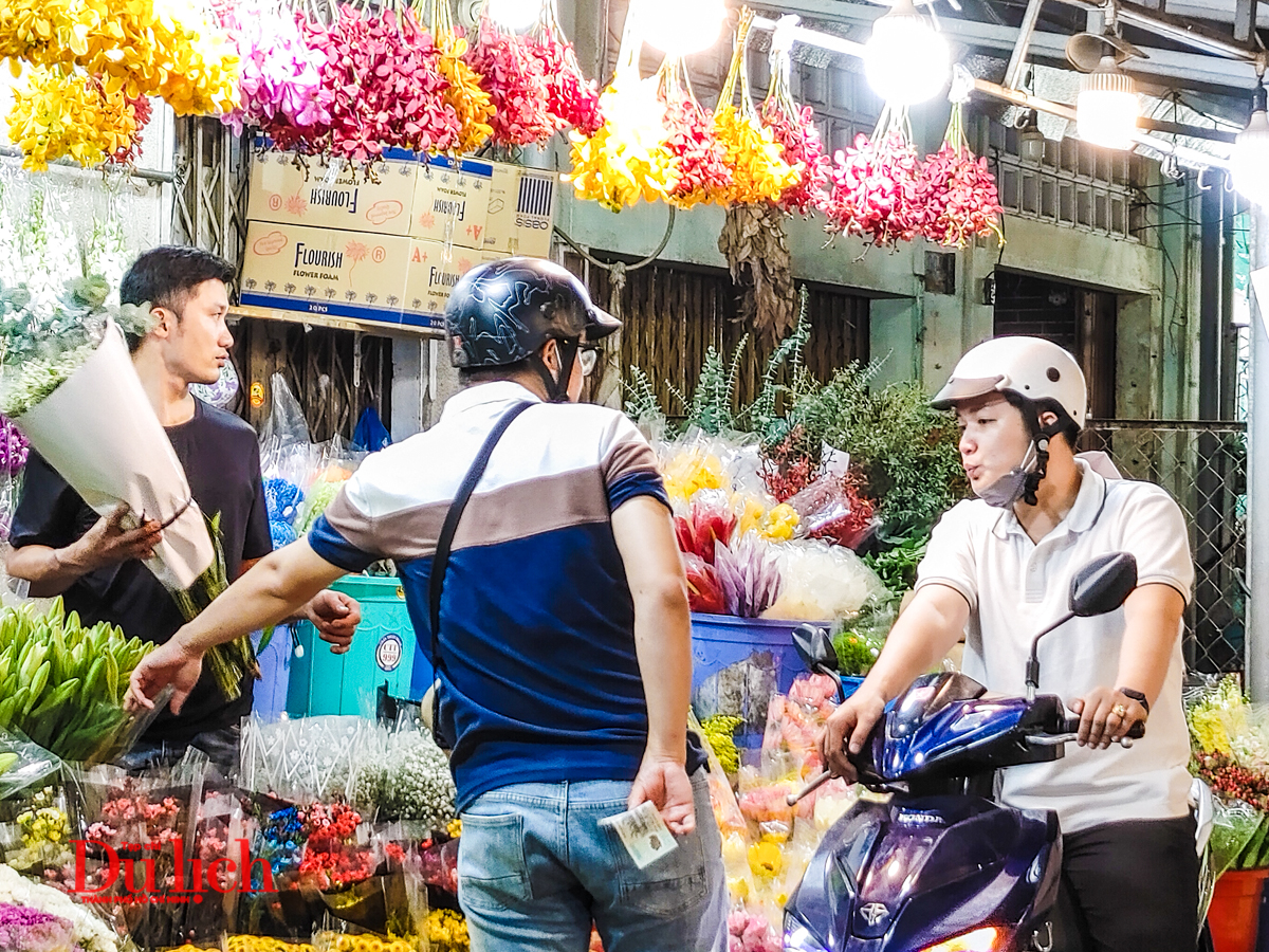Chợ hoa lớn nhất TP.HCM thức xuyên đêm kết bông phục vụ Lễ tình nhân - 6