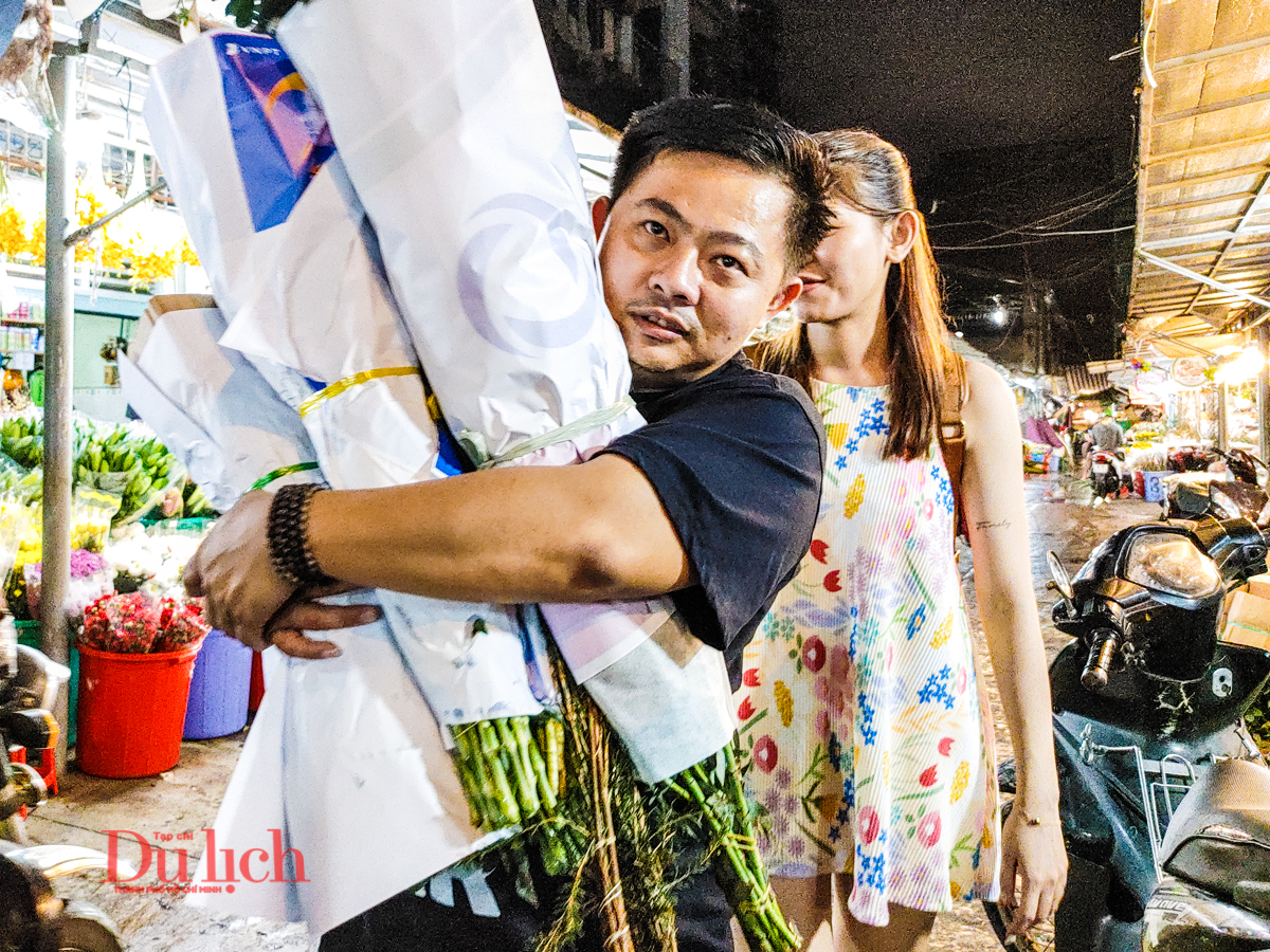Chợ hoa lớn nhất TP.HCM thức xuyên đêm kết bông phục vụ Lễ tình nhân - 5