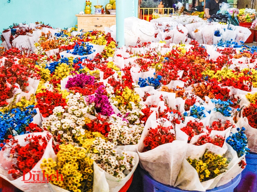 Chợ hoa lớn nhất TP.HCM thức xuyên đêm kết bông phục vụ Lễ tình nhân - 17