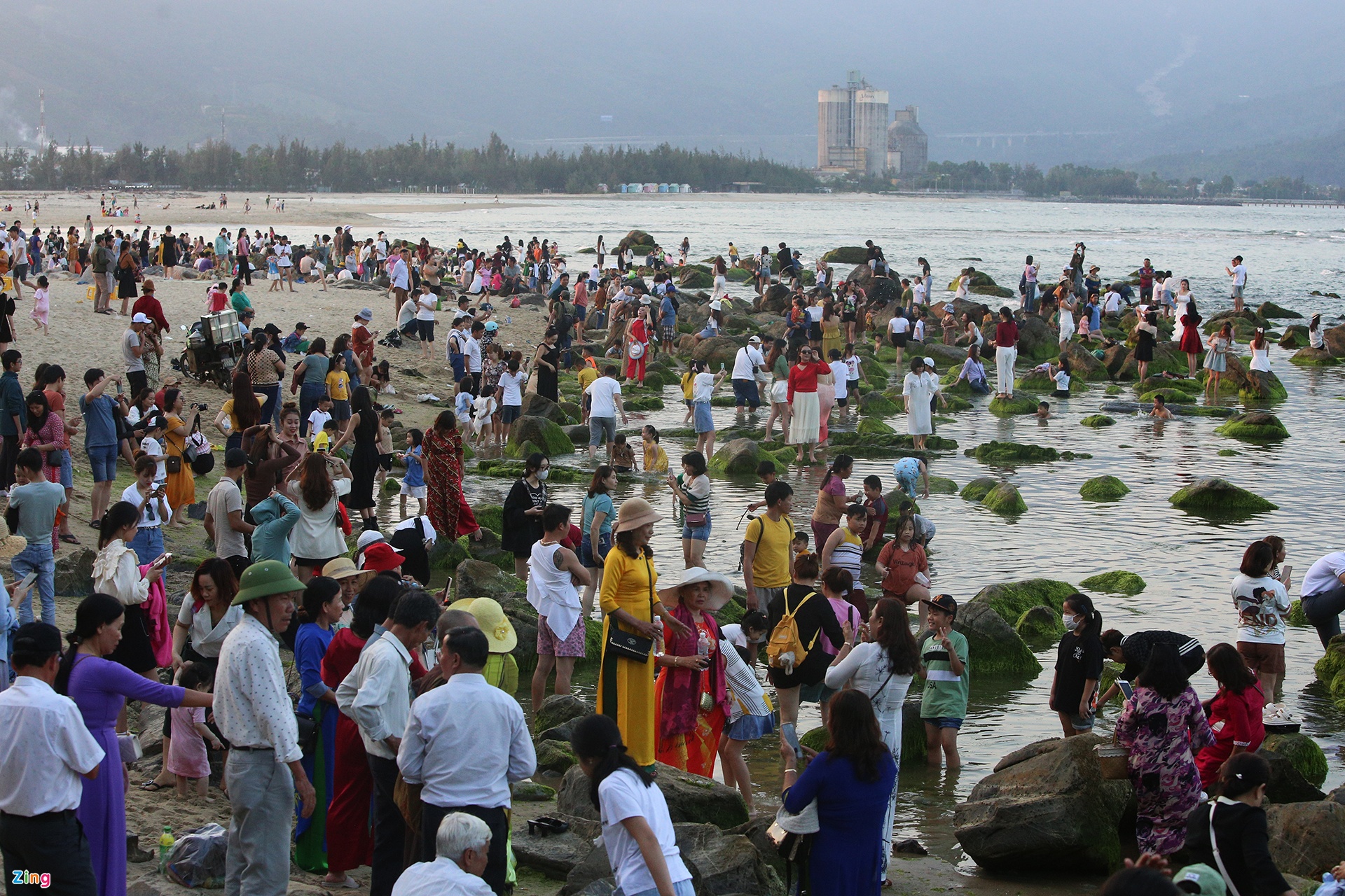 Người dân đổ xô chụp ảnh rêu xanh ở cửa biển Nam Ô - 4