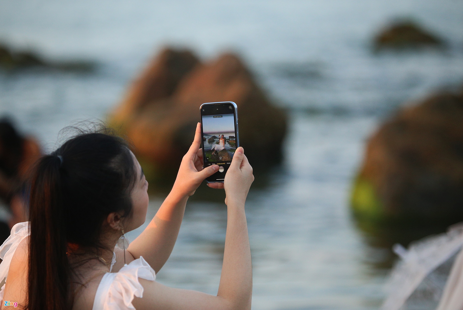 Người dân đổ xô chụp ảnh rêu xanh ở cửa biển Nam Ô - 8