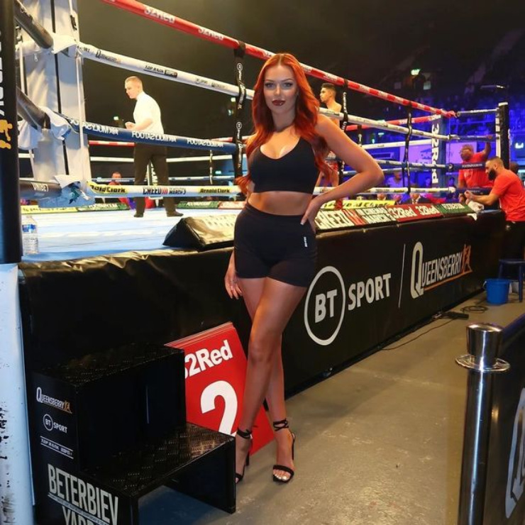 Hoa hậu Anh mặc nội y &#34;có như không&#34;, khuấy đảo trận Boxing Jake đấu Tommy Fury - 3