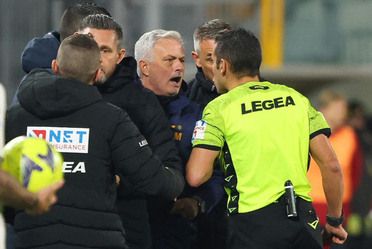 HLV Mourinho lại ăn thẻ đỏ, Roma thua sốc ở Serie A: Tiết lộ lý do nổi điên - 1