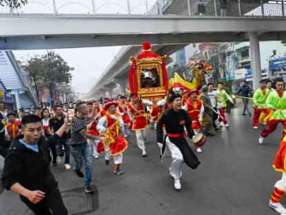 Lễ hội - Kỳ lạ màn rước kiệu như chạy marathon trên đường phố Hà Nội
