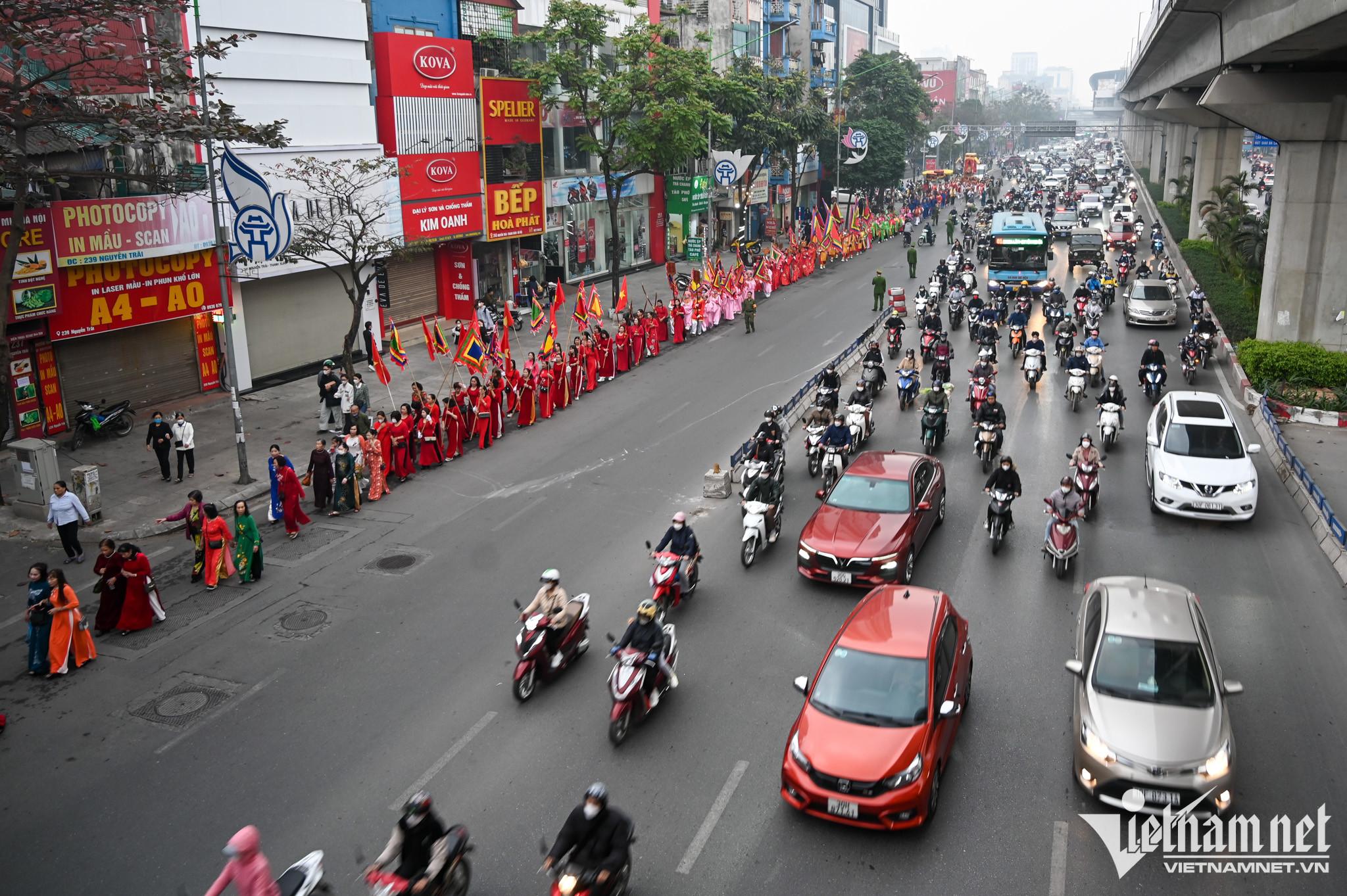Kỳ lạ màn rước kiệu như chạy marathon trên đường phố Hà Nội - 5