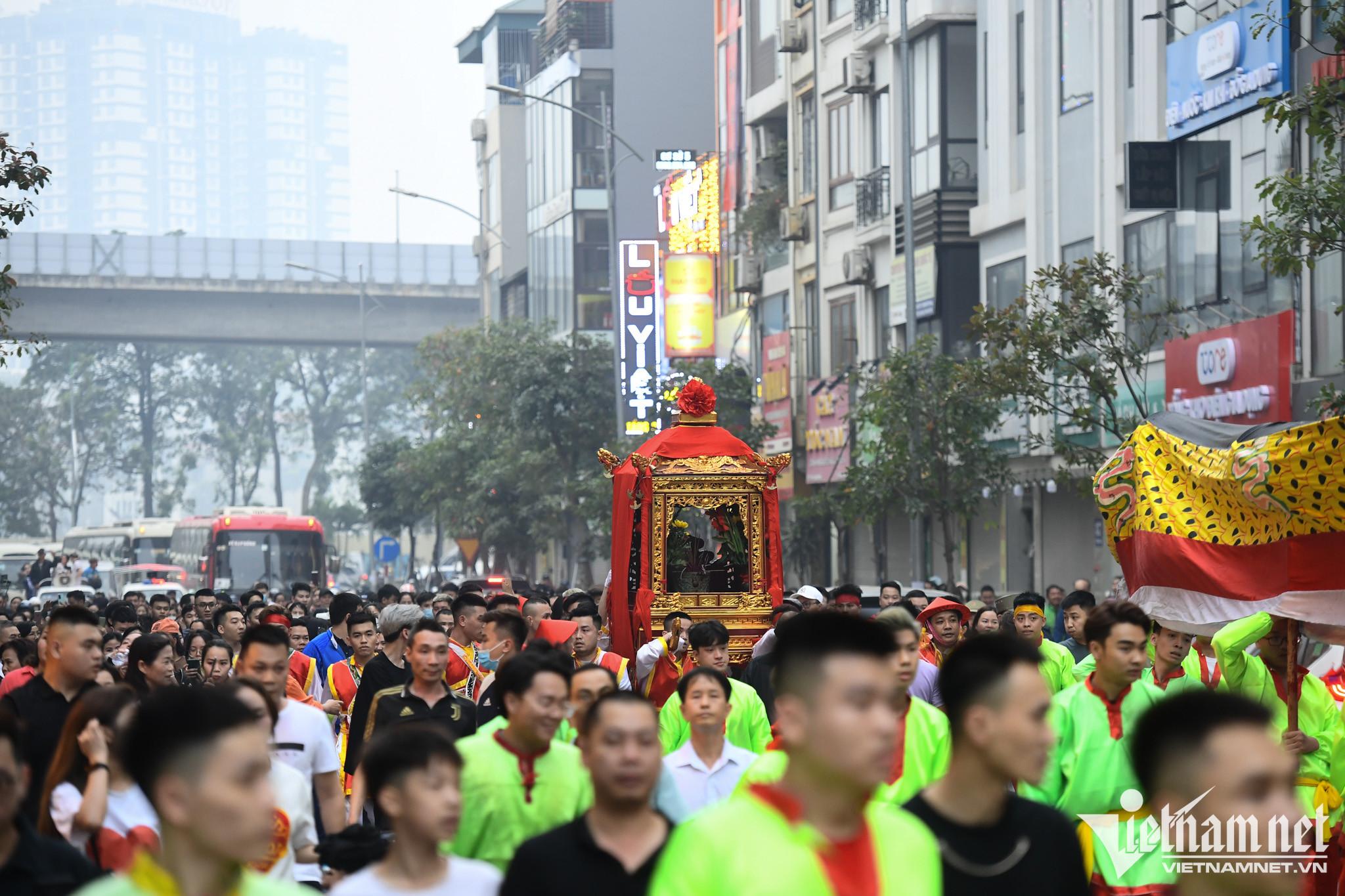 Kỳ lạ màn rước kiệu như chạy marathon trên đường phố Hà Nội - 2