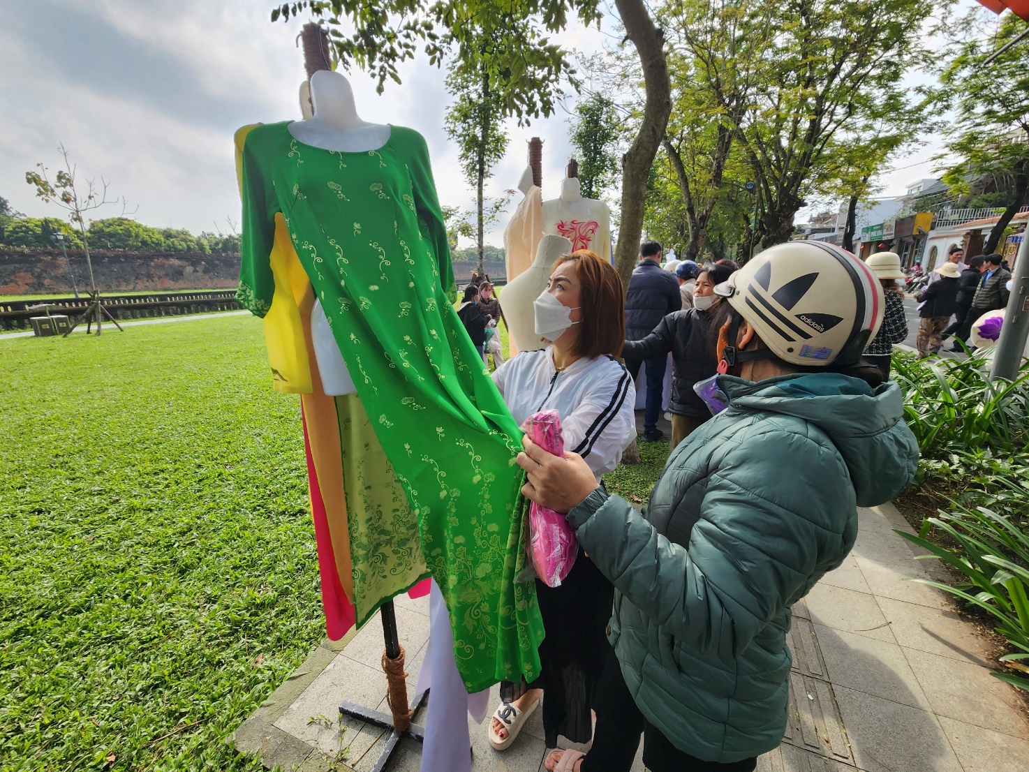 Tặng hơn 1.000 áo dài cho phụ nữ Huế - 3
