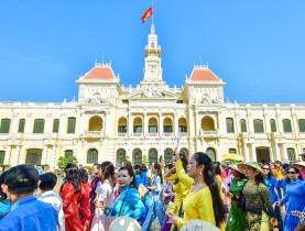  - Hàng ngàn người đồng diễn áo dài quảng bá du lịch TP.HCM