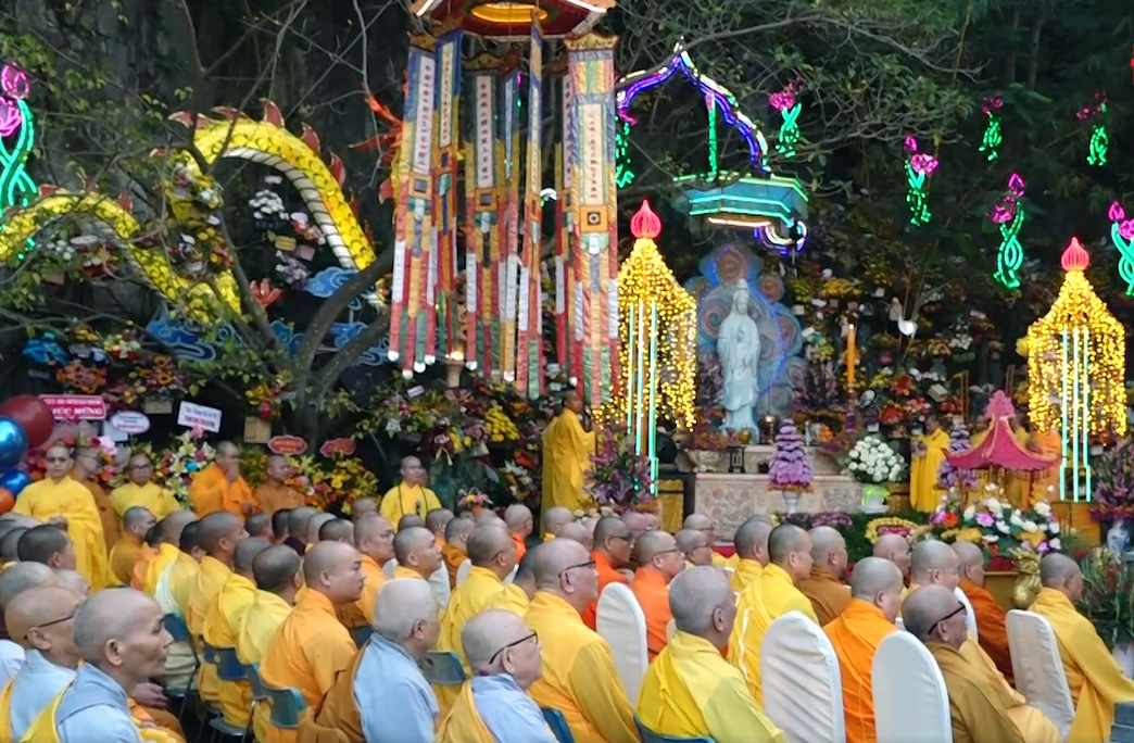 Đông đảo du khách và Phật tử tham dự Lễ vía Quán Thế Âm ở Ngũ Hành Sơn - 1