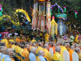  - Đông đảo du khách và Phật tử tham dự Lễ vía Quán Thế Âm ở Ngũ Hành Sơn