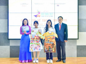 Học sinh vẽ nhà thờ Đức Bà, chợ Bến Thành sinh động trên tà áo dài
