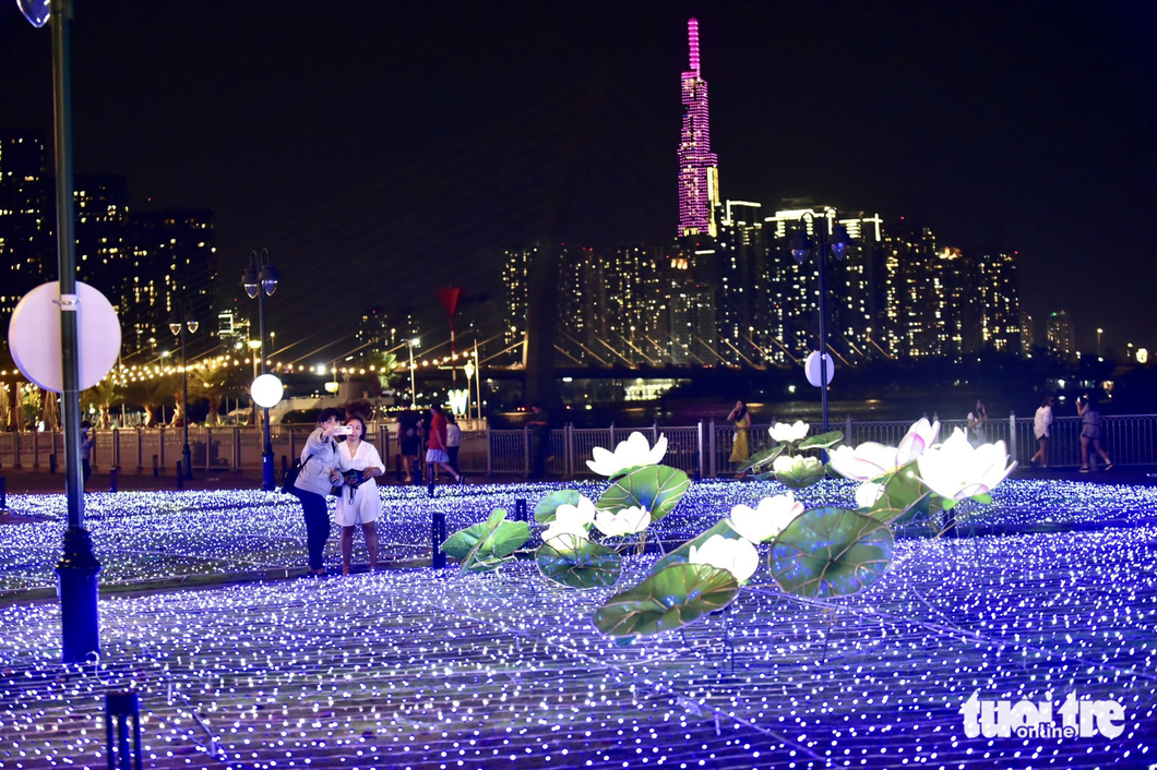 Bến Bạch Đằng bừng sáng với 500.000 đèn LED kết thành hồ sen, vườn hoa Sakura - 2