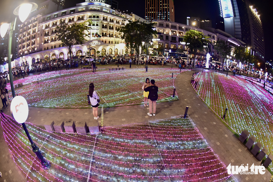 Bến Bạch Đằng bừng sáng với 500.000 đèn LED kết thành hồ sen, vườn hoa Sakura - 6